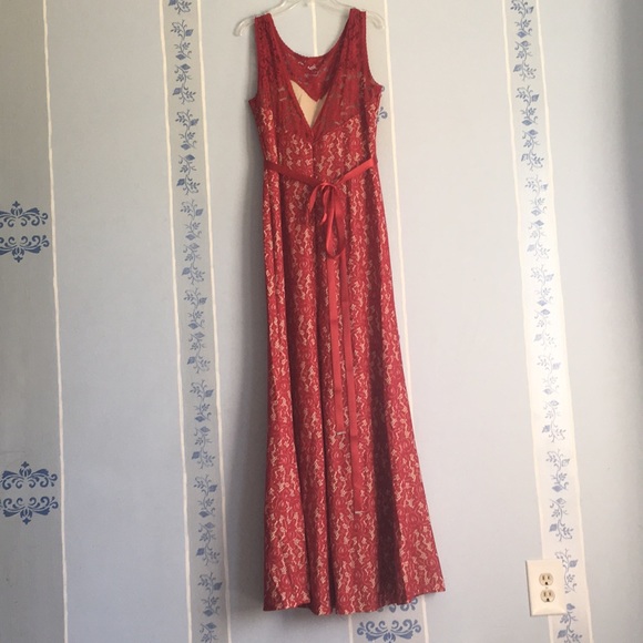 Red long lace formal - Picture 3 of 5